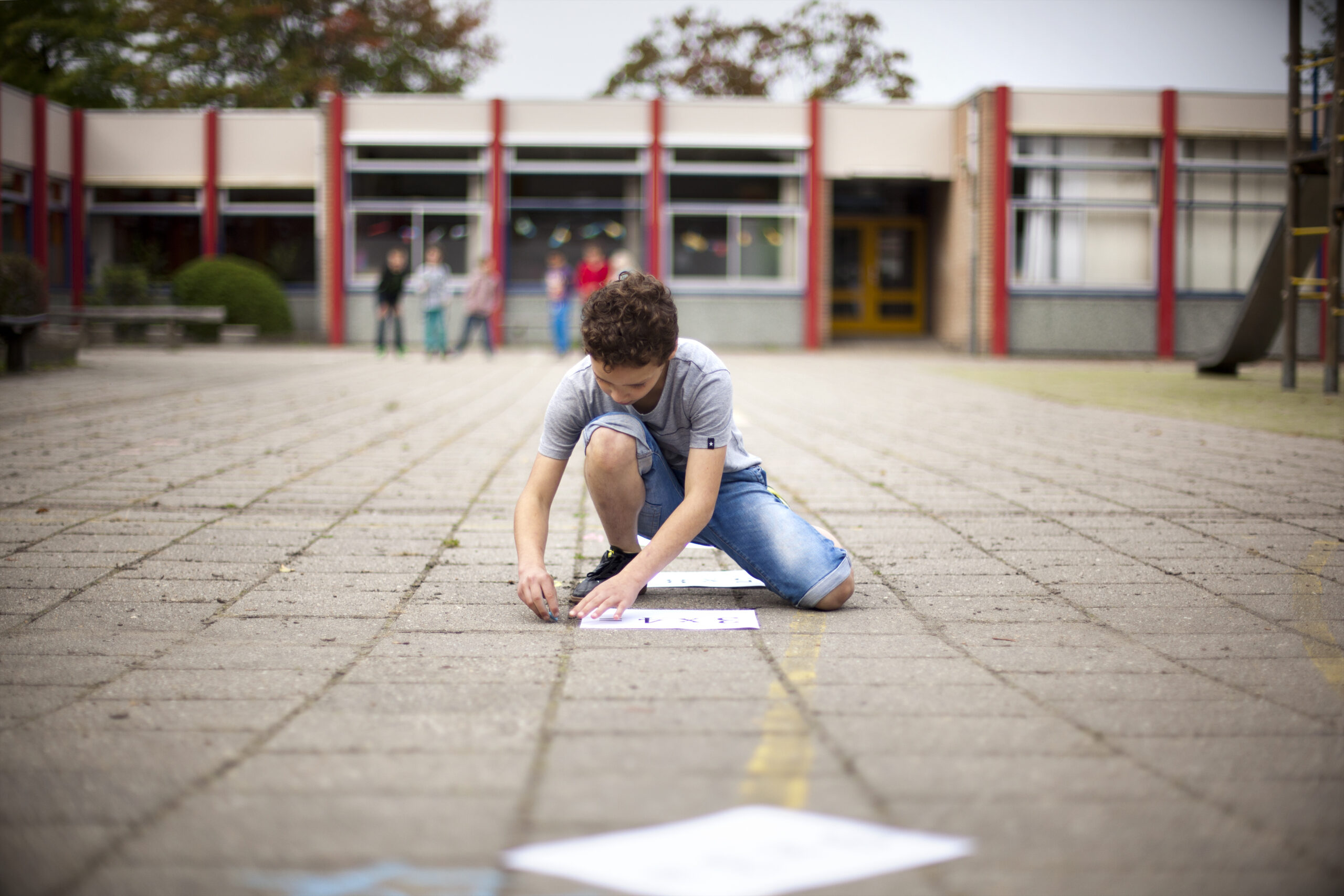 Aloysius stichting fotografie jongen op schoolplein