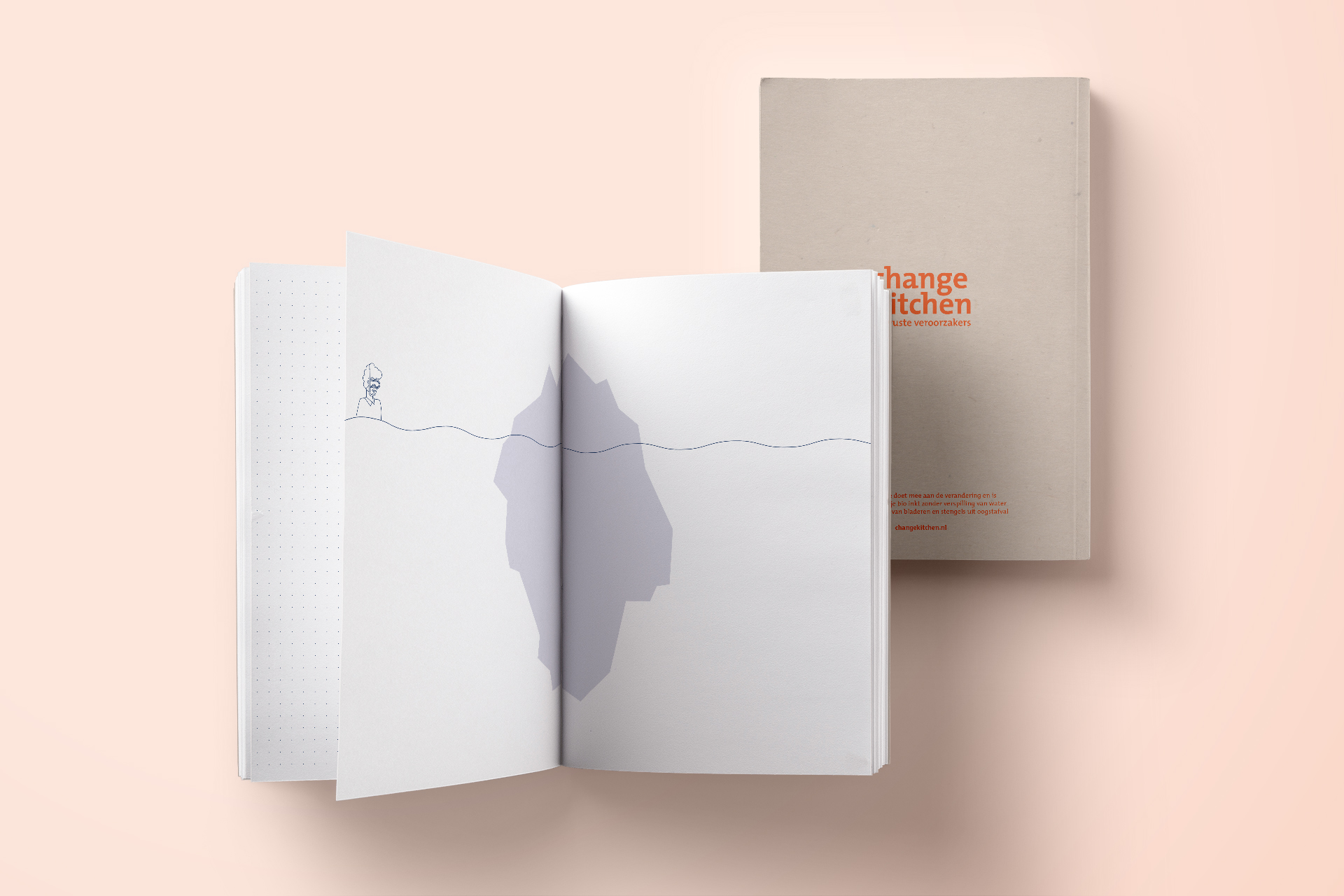 Changekitchen open notitieboekje op een oranje achtergrond