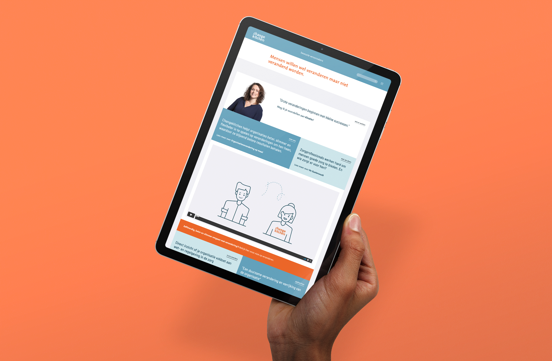 Tablet met de changekitchen website in beeld, in een hand gespresenteerd voor een fel oranje achtergrond.